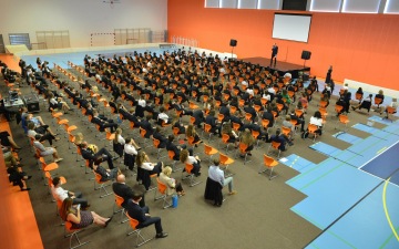 Předávání vysvědčení na gymnáziu