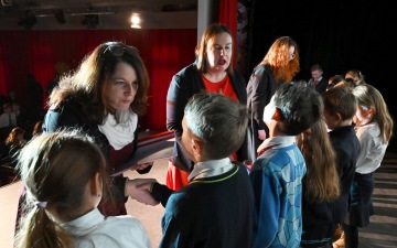 Assembly na základní škole s předáváním vysvědčení