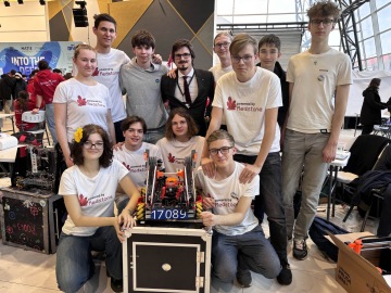 Robotický tým gymnázia hlásí úspěchy z mezinárodních soutěží